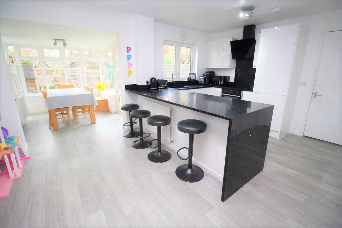 5 bed property in Kernham Drive, Reading